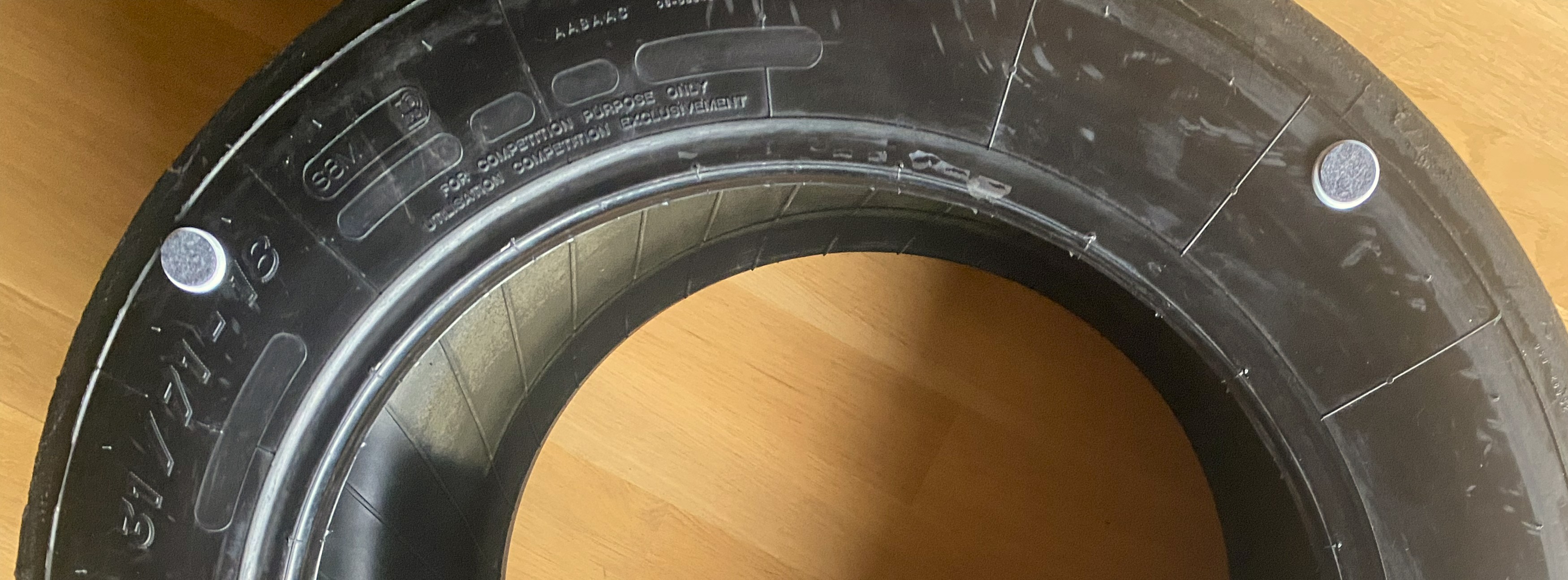 Racing Rennreifen Hocker (aus der DTM/GT 3…) mit komfortablen  3cm Sitzpolster , Motorsport Geschenk, 