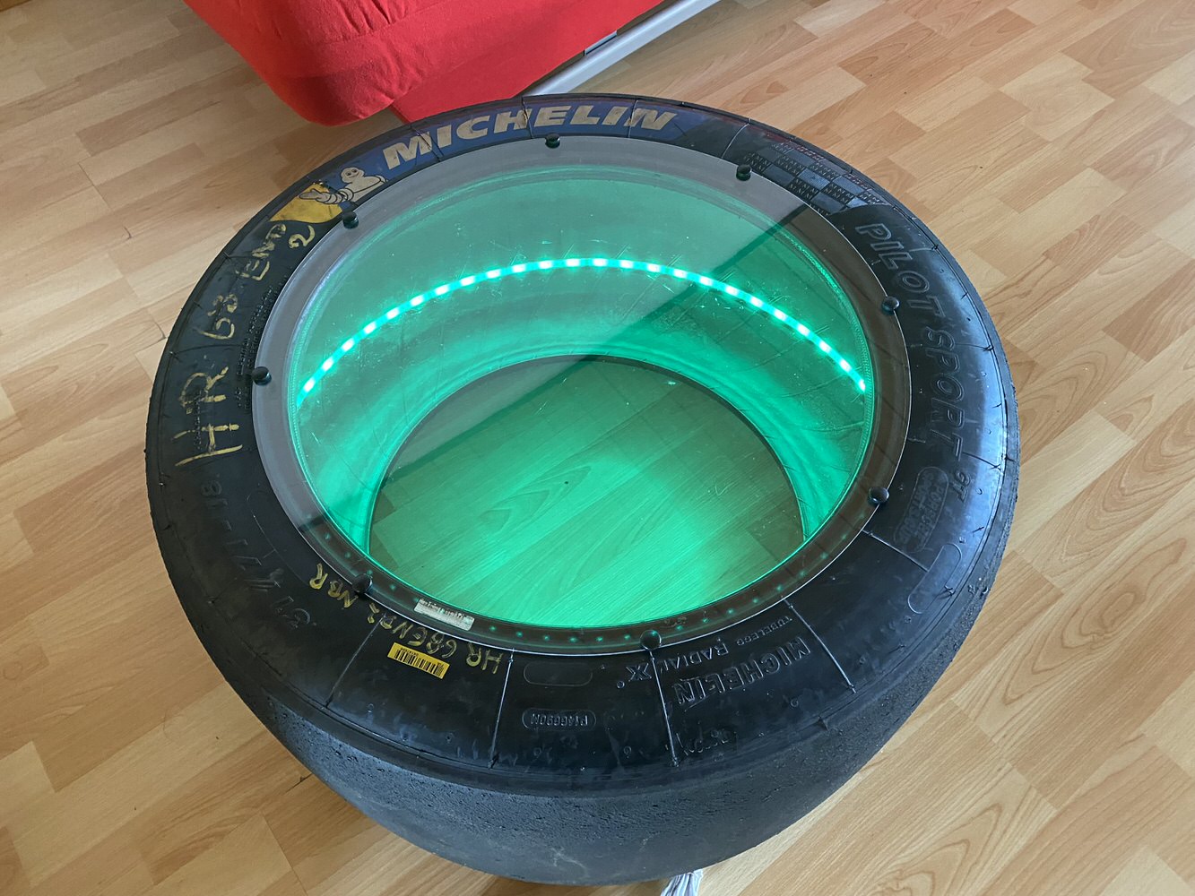 DTM, F 1 Racing-Slick Beistelltisch mit LED Beleuchtung u. klarer Tischplatte