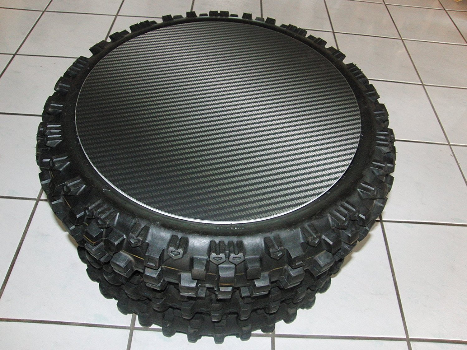Tisch "Racing-Carbonoptik" aus MX Reifen