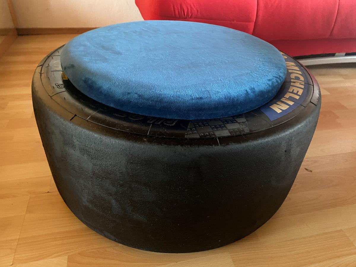 Racing Rennreifen Hocker (aus der DTM/GT 3…) mit komfortablen  3cm Sitzpolster , Motorsport Geschenk, 