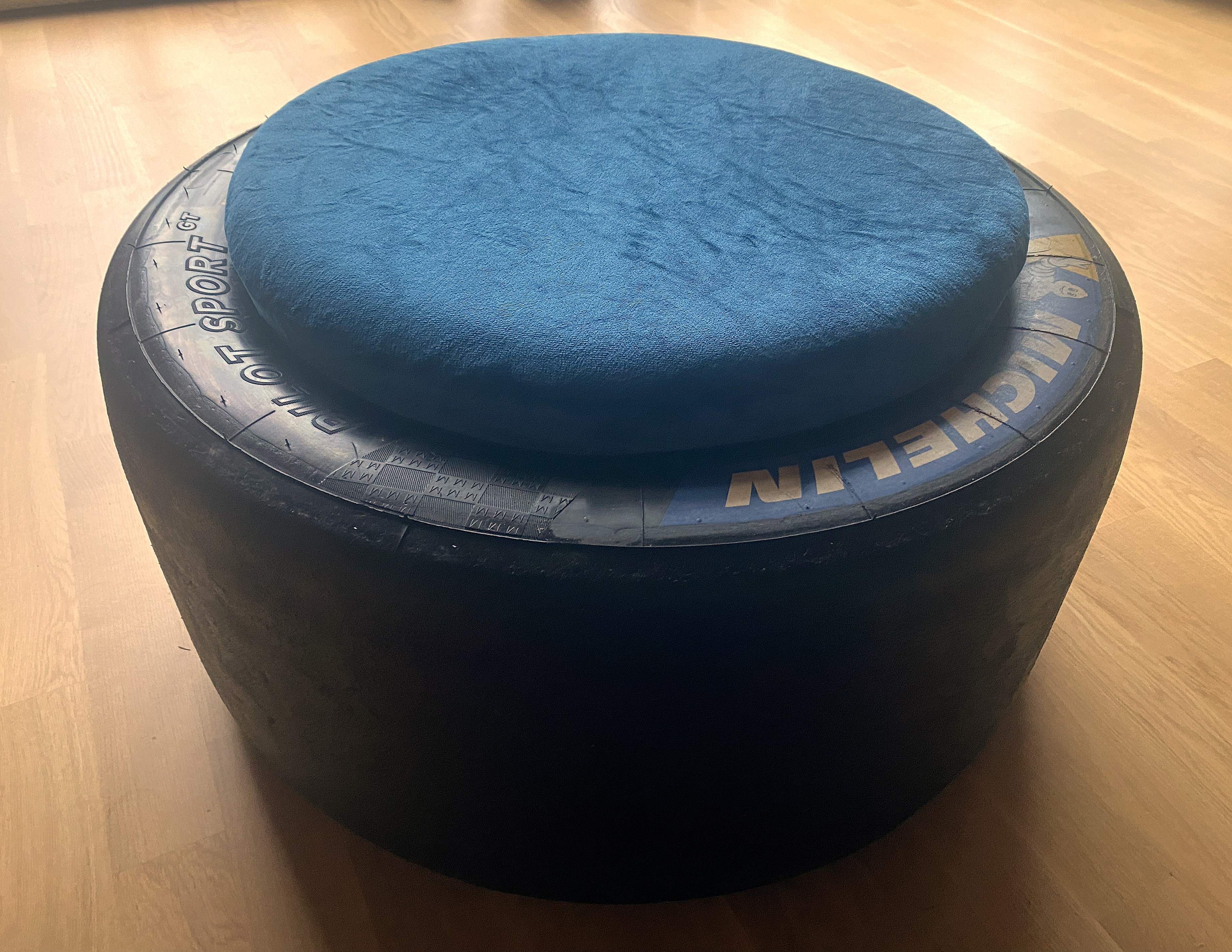 Racing Rennreifen Hocker (aus der DTM/GT 3…) mit komfortablen  3cm Sitzpolster , Motorsport Geschenk, 