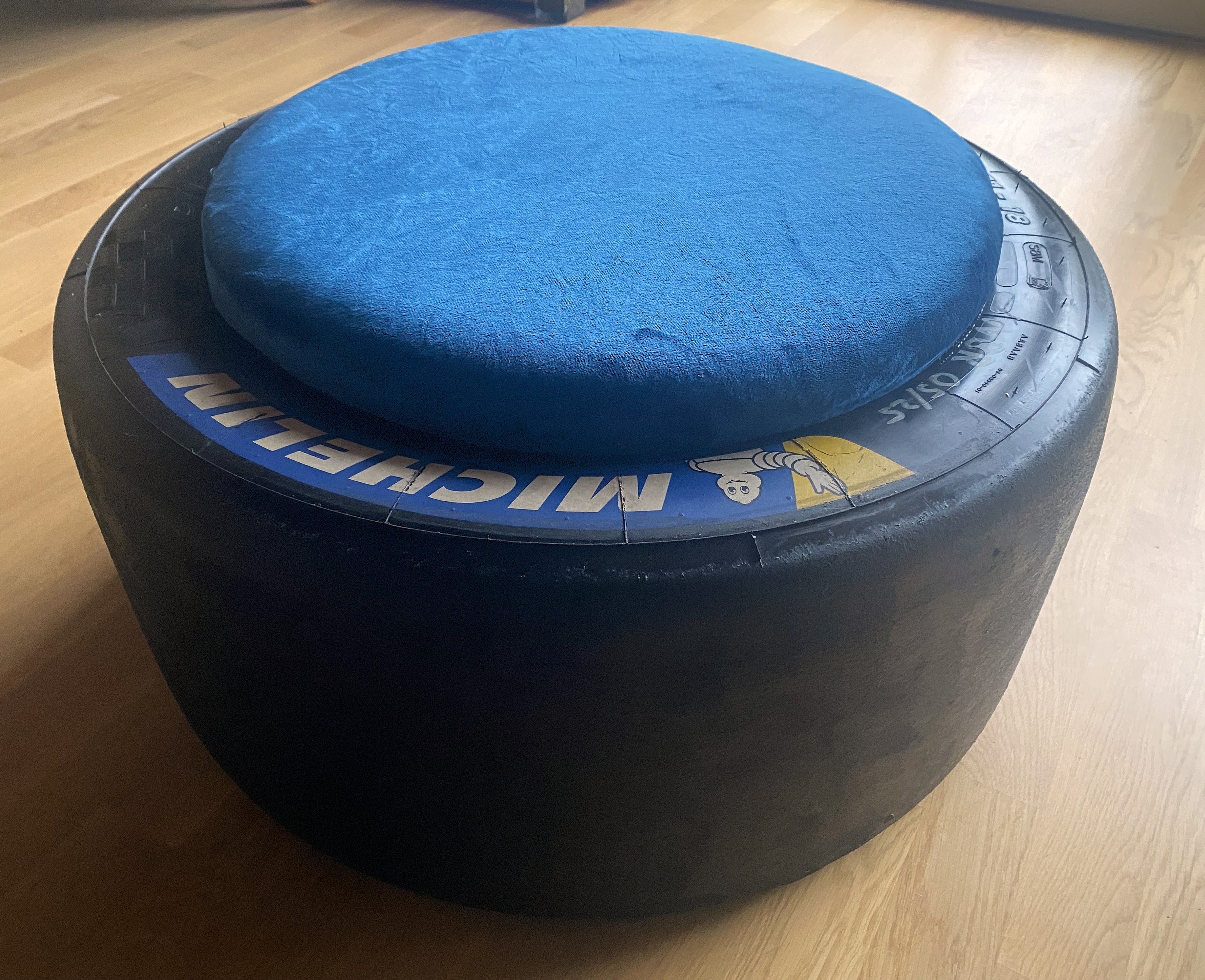 Racing Rennreifen Hocker (aus der DTM/GT 3…) mit komfortablen  3cm Sitzpolster , Motorsport Geschenk, 